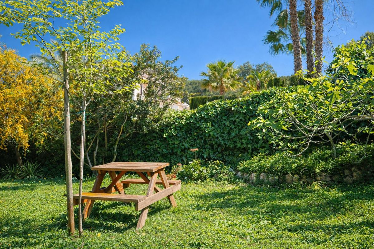 Le presentamos esta atractiva villa situada en la tranquila zona de Adsubia, en Javea-Xabia, un enclave donde la calma y el entorno natural crean un ambiente inmejorable.
