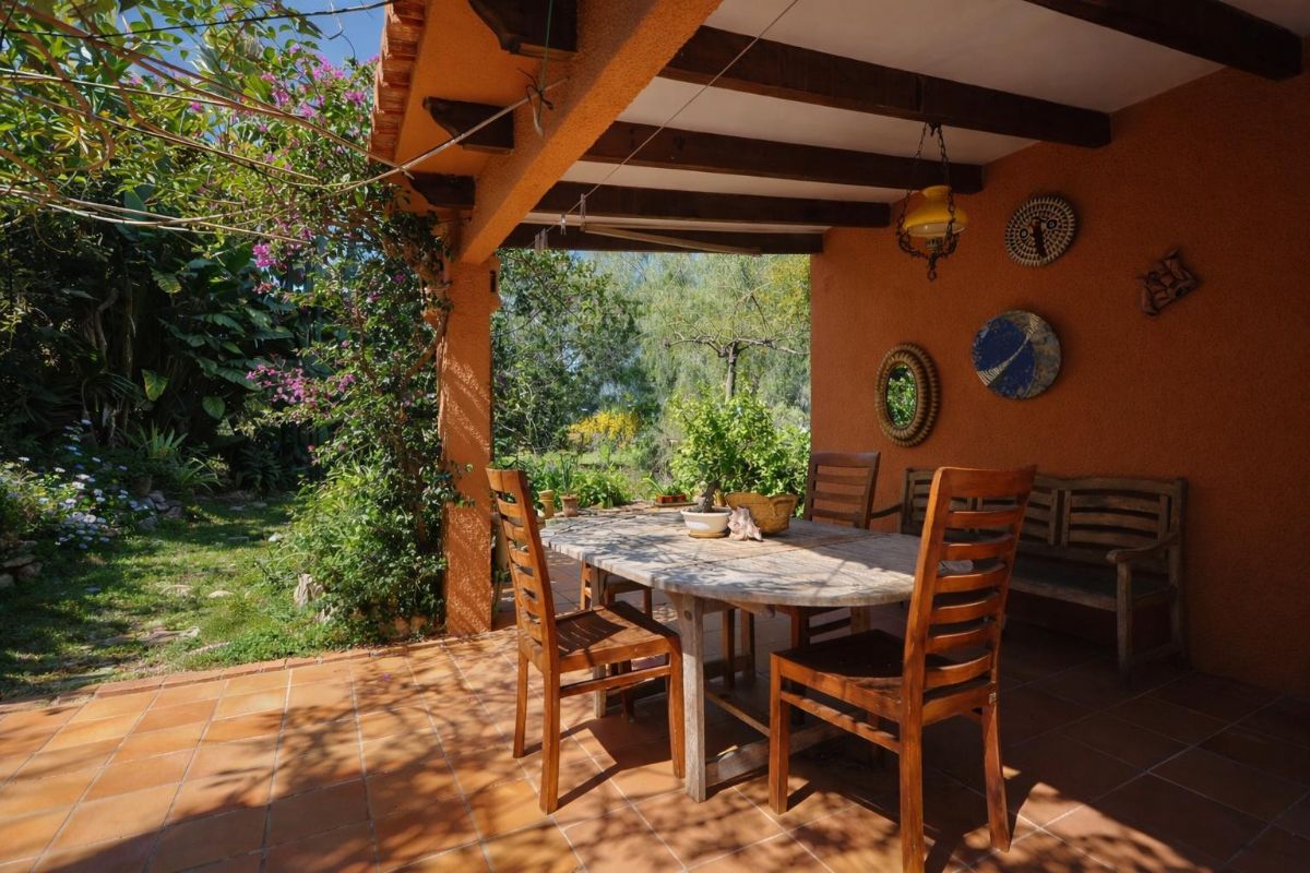Le presentamos esta atractiva villa situada en la tranquila zona de Adsubia, en Javea-Xabia, un enclave donde la calma y el entorno natural crean un ambiente inmejorable.