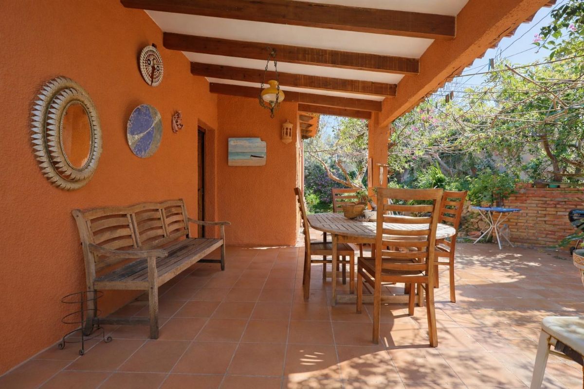 Le presentamos esta atractiva villa situada en la tranquila zona de Adsubia, en Javea-Xabia, un enclave donde la calma y el entorno natural crean un ambiente inmejorable.