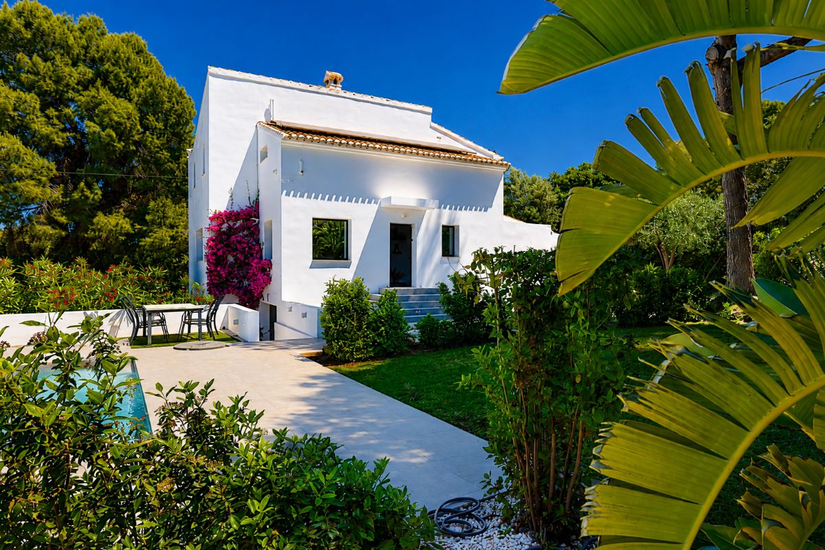 Ubicada a solo unos minutos caminando de las tiendas y de la playa del Arenal, esta elegante villa independiente se encuentra sobre una parcela privada y completamente cerrada de 2.