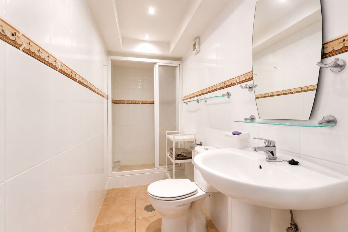 Ubicada a solo unos minutos caminando de las tiendas y de la playa del Arenal, esta elegante villa independiente se encuentra sobre una parcela privada y completamente cerrada de 2.