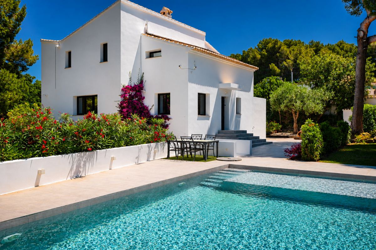 Ubicada a solo unos minutos caminando de las tiendas y de la playa del Arenal, esta elegante villa independiente se encuentra sobre una parcela privada y completamente cerrada de 2.
