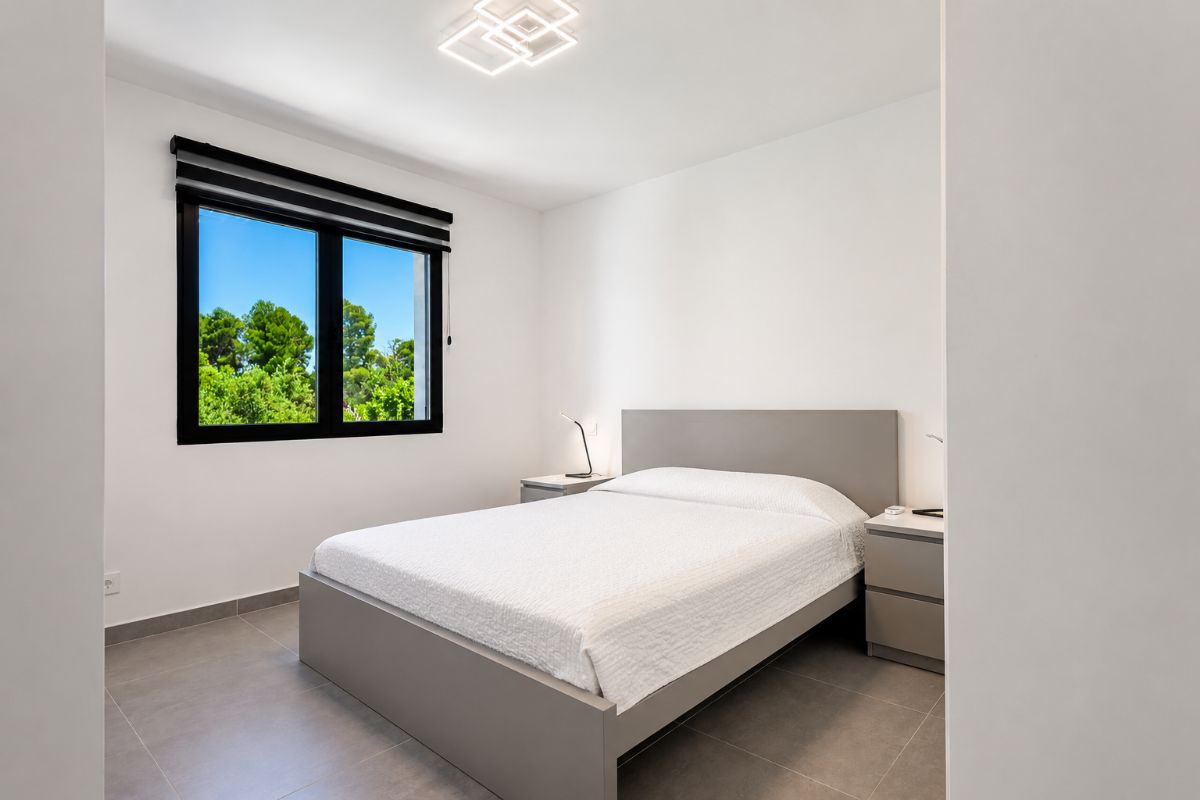 Ubicada a solo unos minutos caminando de las tiendas y de la playa del Arenal, esta elegante villa independiente se encuentra sobre una parcela privada y completamente cerrada de 2.