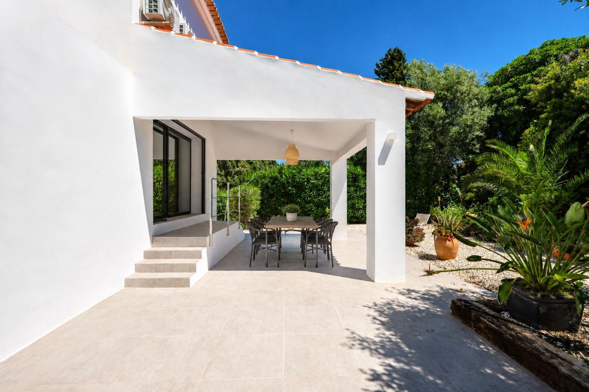 Ubicada a solo unos minutos caminando de las tiendas y de la playa del Arenal, esta elegante villa independiente se encuentra sobre una parcela privada y completamente cerrada de 2.