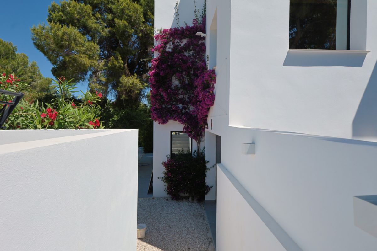 Ubicada a solo unos minutos caminando de las tiendas y de la playa del Arenal, esta elegante villa independiente se encuentra sobre una parcela privada y completamente cerrada de 2.
