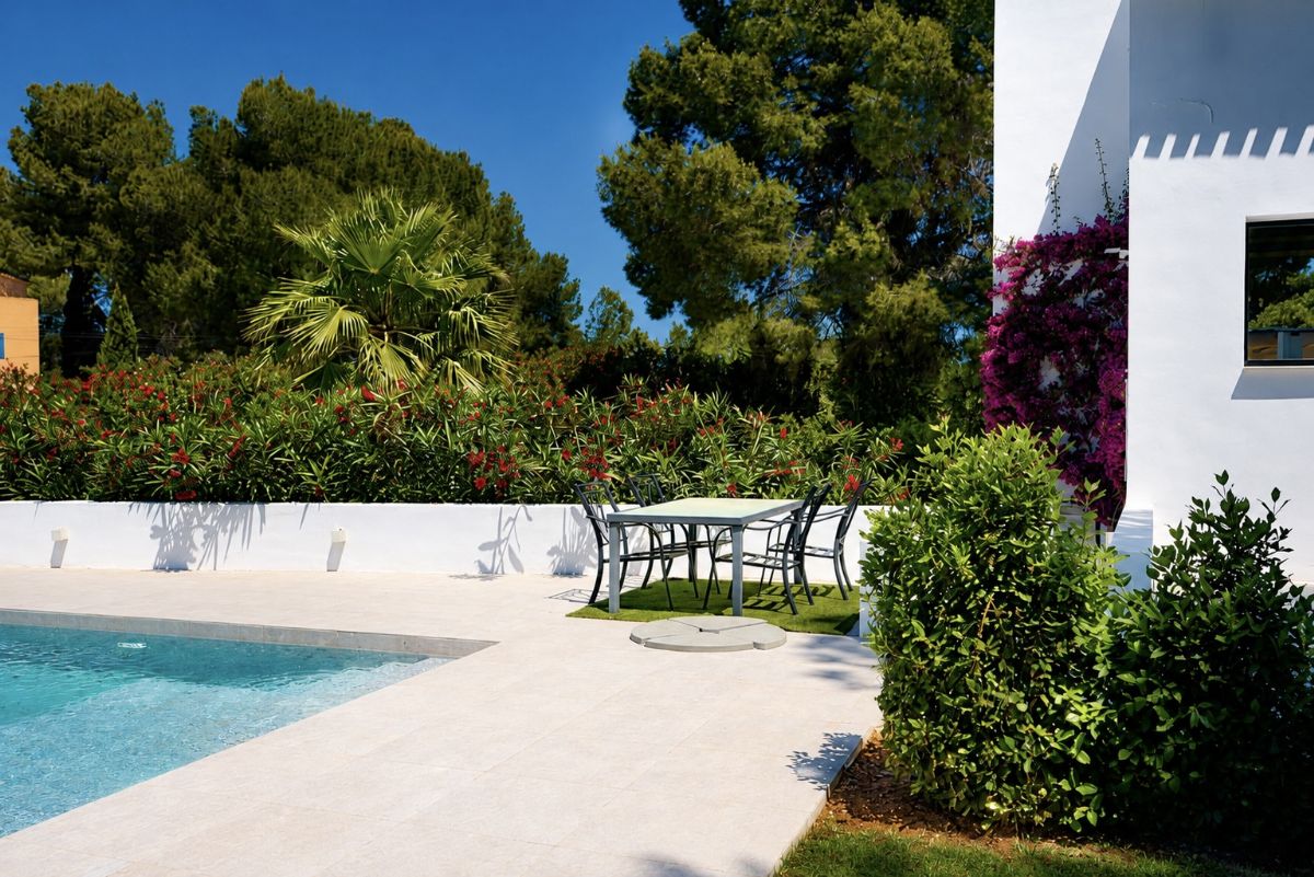 Ubicada a solo unos minutos caminando de las tiendas y de la playa del Arenal, esta elegante villa independiente se encuentra sobre una parcela privada y completamente cerrada de 2.