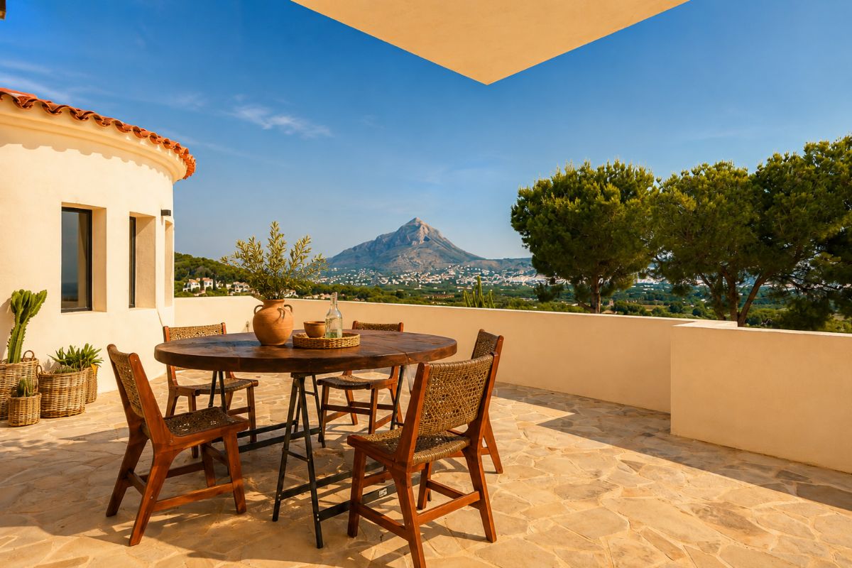 Ubicada en una de las zonas mas exclusivas de Javea, esta espectacular villa mediterranea completamente renovada ofrece una combinacion excepcional de privacidad, diseno, amplitud y vistas inigualables al mar y a la montana.