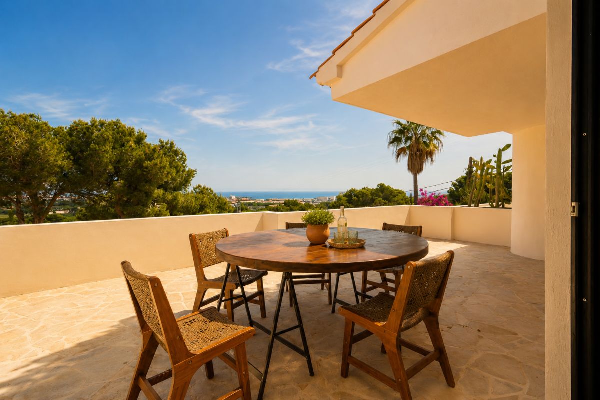 Ubicada en una de las zonas mas exclusivas de Javea, esta espectacular villa mediterranea completamente renovada ofrece una combinacion excepcional de privacidad, diseno, amplitud y vistas inigualables al mar y a la montana.