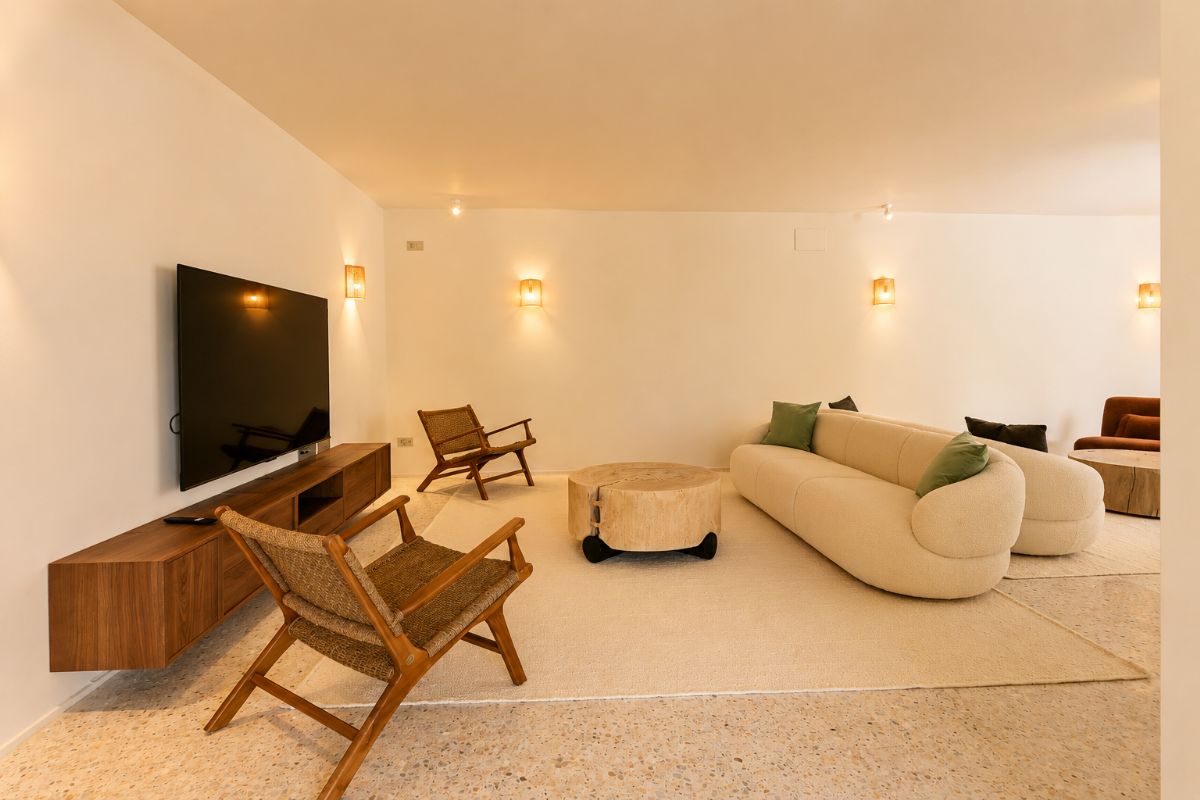 Ubicada en una de las zonas mas exclusivas de Javea, esta espectacular villa mediterranea completamente renovada ofrece una combinacion excepcional de privacidad, diseno, amplitud y vistas inigualables al mar y a la montana.