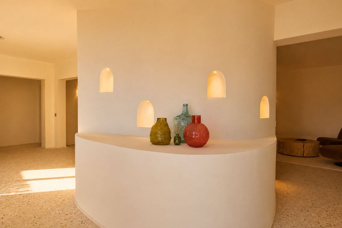 Ubicada en una de las zonas mas exclusivas de Javea, esta espectacular villa mediterranea completamente renovada ofrece una combinacion excepcional de privacidad, diseno, amplitud y vistas inigualables al mar y a la montana.