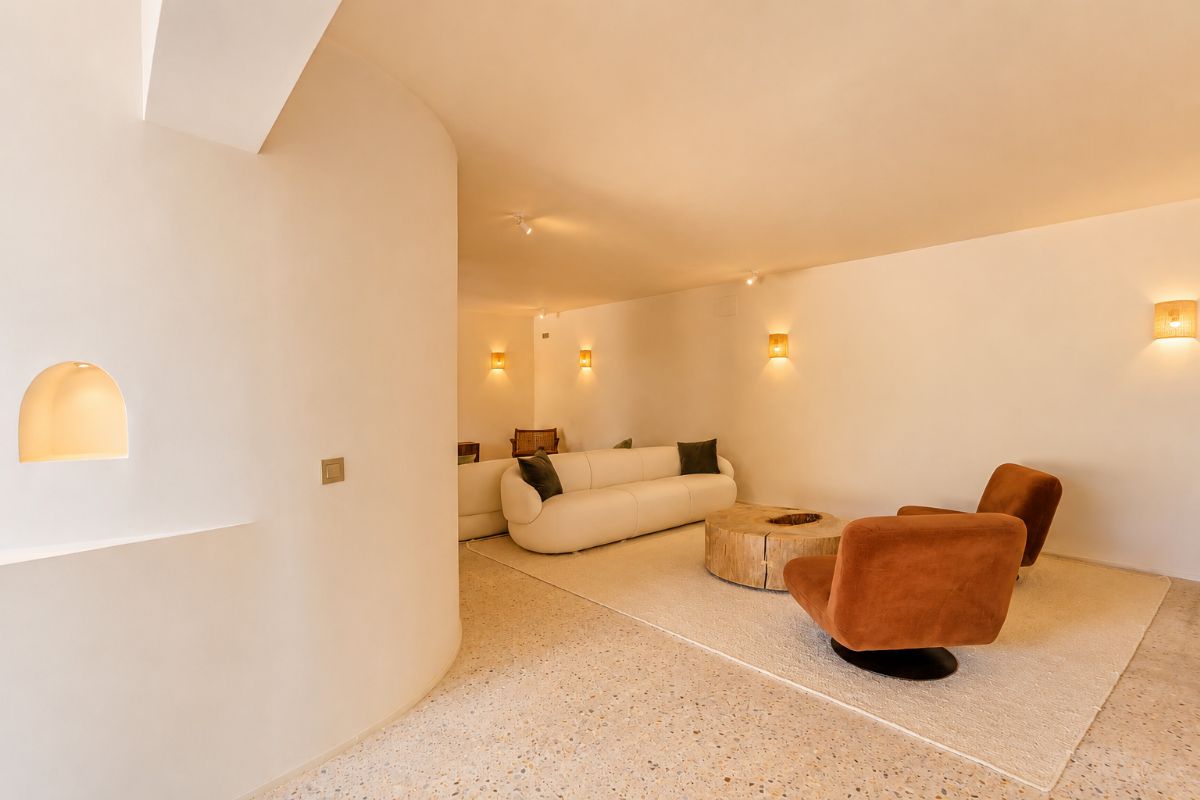 Ubicada en una de las zonas mas exclusivas de Javea, esta espectacular villa mediterranea completamente renovada ofrece una combinacion excepcional de privacidad, diseno, amplitud y vistas inigualables al mar y a la montana.