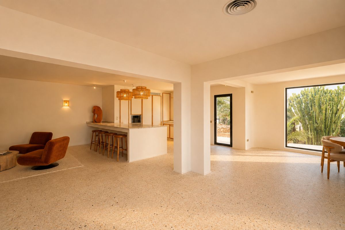 Ubicada en una de las zonas mas exclusivas de Javea, esta espectacular villa mediterranea completamente renovada ofrece una combinacion excepcional de privacidad, diseno, amplitud y vistas inigualables al mar y a la montana.