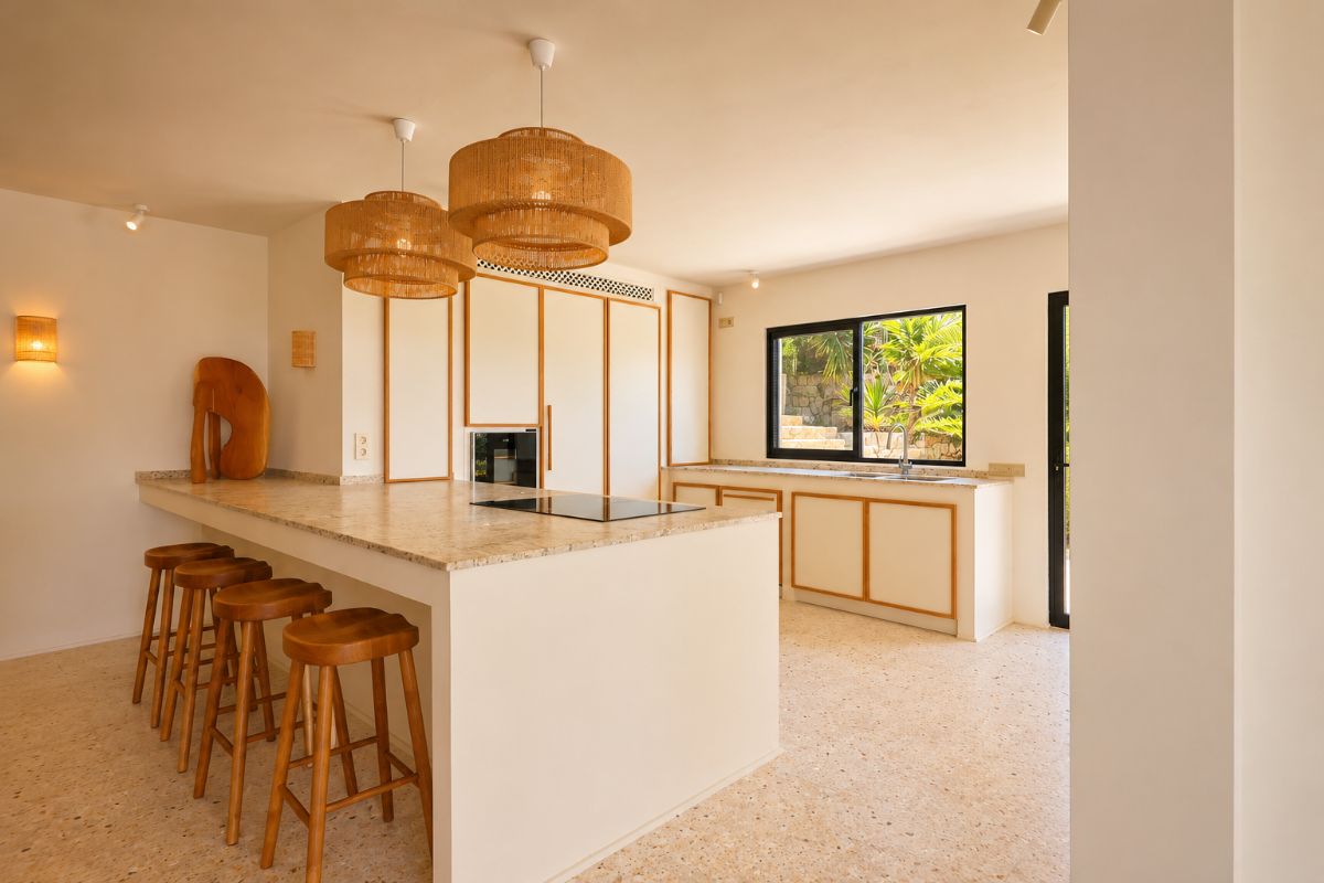 Ubicada en una de las zonas mas exclusivas de Javea, esta espectacular villa mediterranea completamente renovada ofrece una combinacion excepcional de privacidad, diseno, amplitud y vistas inigualables al mar y a la montana.
