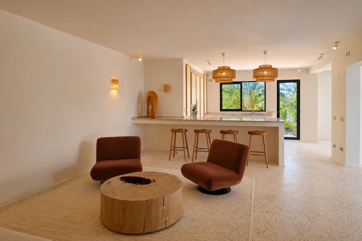 Ubicada en una de las zonas mas exclusivas de Javea, esta espectacular villa mediterranea completamente renovada ofrece una combinacion excepcional de privacidad, diseno, amplitud y vistas inigualables al mar y a la montana.