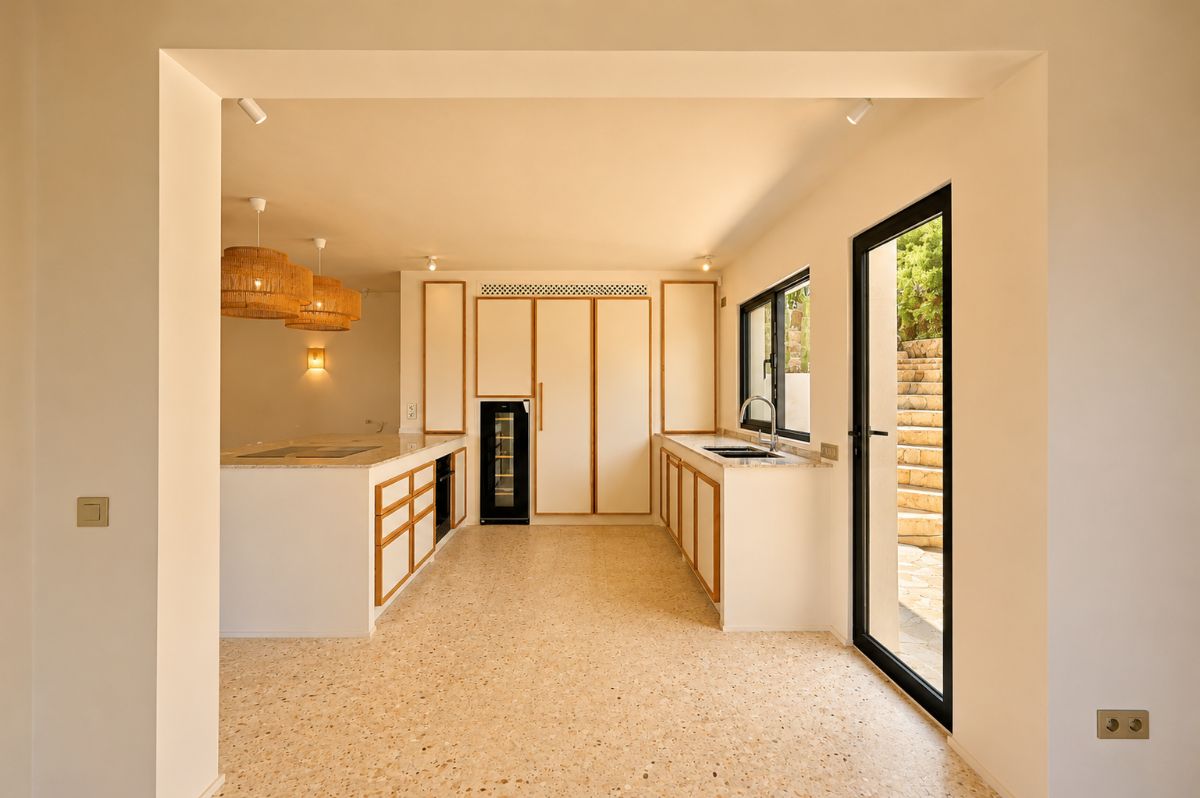 Ubicada en una de las zonas mas exclusivas de Javea, esta espectacular villa mediterranea completamente renovada ofrece una combinacion excepcional de privacidad, diseno, amplitud y vistas inigualables al mar y a la montana.