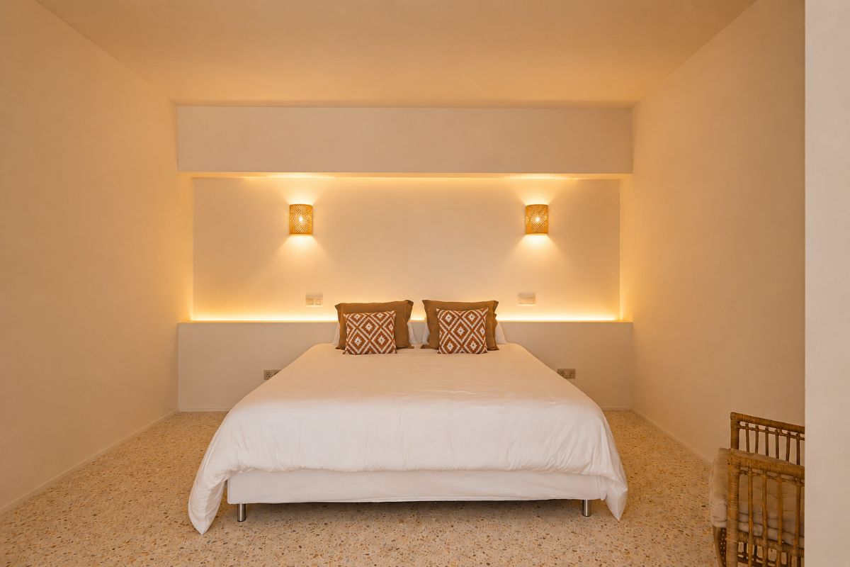 Ubicada en una de las zonas mas exclusivas de Javea, esta espectacular villa mediterranea completamente renovada ofrece una combinacion excepcional de privacidad, diseno, amplitud y vistas inigualables al mar y a la montana.