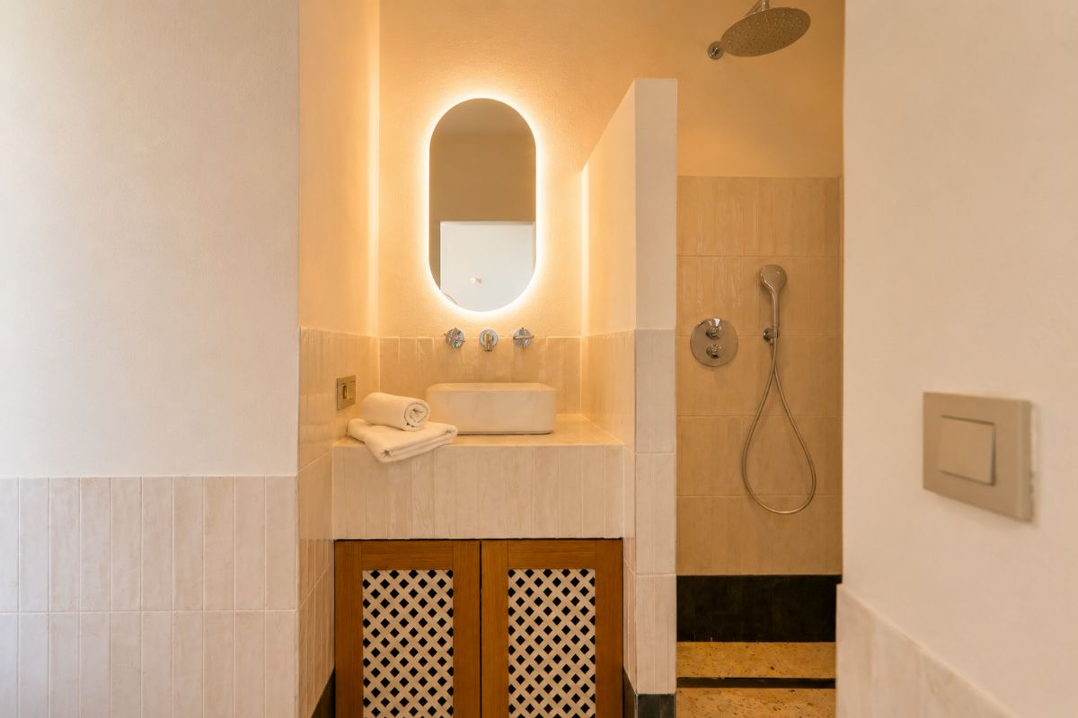 Ubicada en una de las zonas mas exclusivas de Javea, esta espectacular villa mediterranea completamente renovada ofrece una combinacion excepcional de privacidad, diseno, amplitud y vistas inigualables al mar y a la montana.
