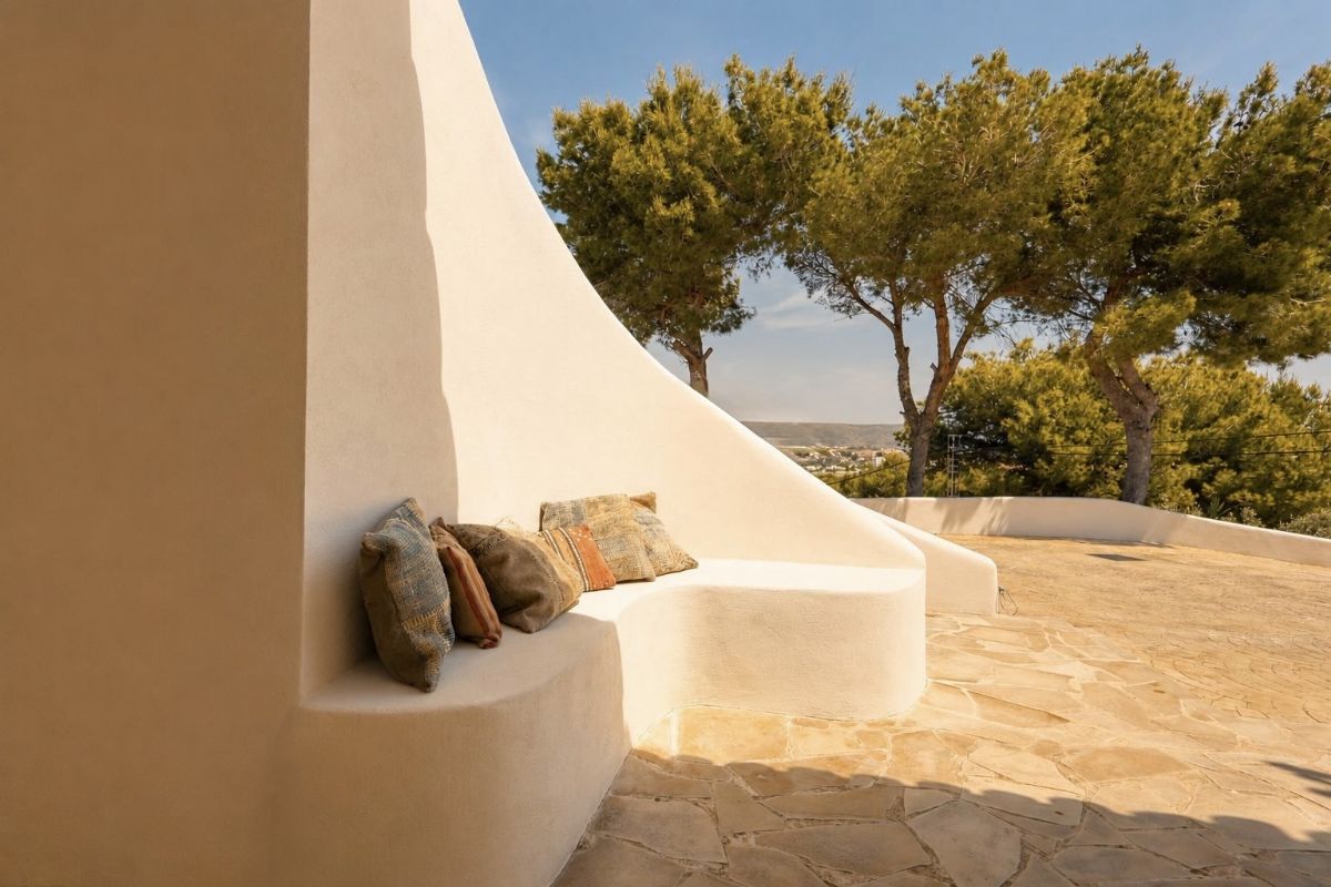 Ubicada en una de las zonas mas exclusivas de Javea, esta espectacular villa mediterranea completamente renovada ofrece una combinacion excepcional de privacidad, diseno, amplitud y vistas inigualables al mar y a la montana.
