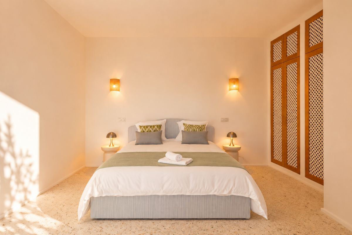 Ubicada en una de las zonas mas exclusivas de Javea, esta espectacular villa mediterranea completamente renovada ofrece una combinacion excepcional de privacidad, diseno, amplitud y vistas inigualables al mar y a la montana.