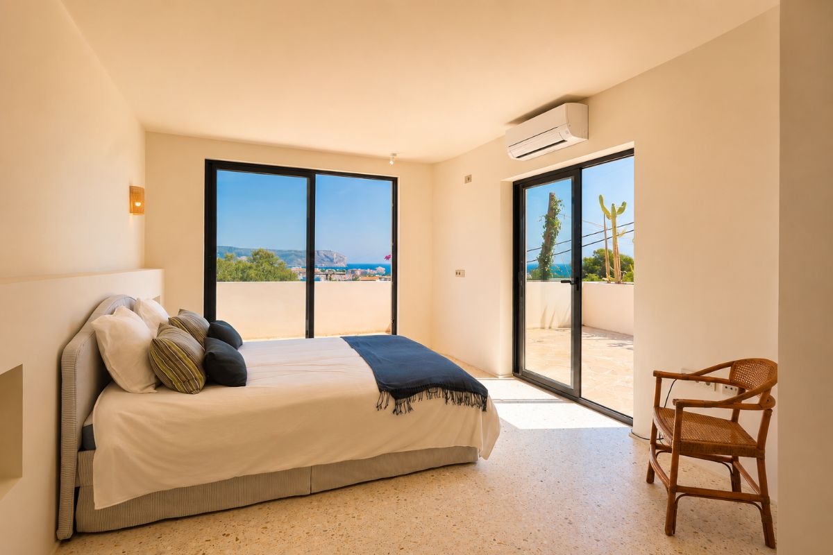 Ubicada en una de las zonas mas exclusivas de Javea, esta espectacular villa mediterranea completamente renovada ofrece una combinacion excepcional de privacidad, diseno, amplitud y vistas inigualables al mar y a la montana.