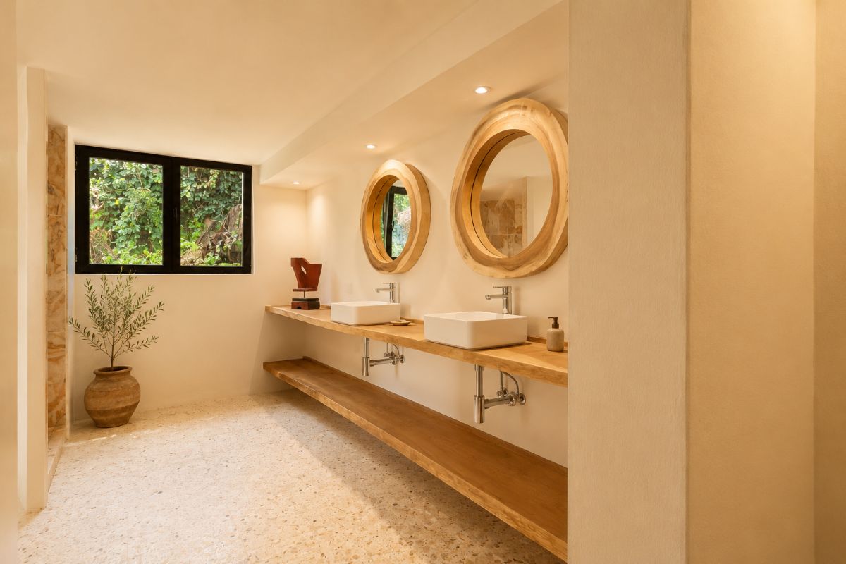 Ubicada en una de las zonas mas exclusivas de Javea, esta espectacular villa mediterranea completamente renovada ofrece una combinacion excepcional de privacidad, diseno, amplitud y vistas inigualables al mar y a la montana.