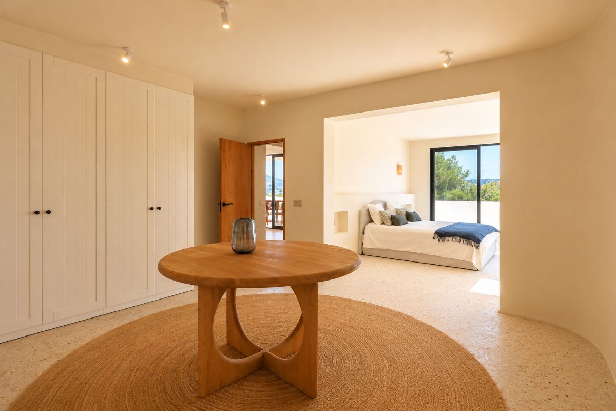 Ubicada en una de las zonas mas exclusivas de Javea, esta espectacular villa mediterranea completamente renovada ofrece una combinacion excepcional de privacidad, diseno, amplitud y vistas inigualables al mar y a la montana.