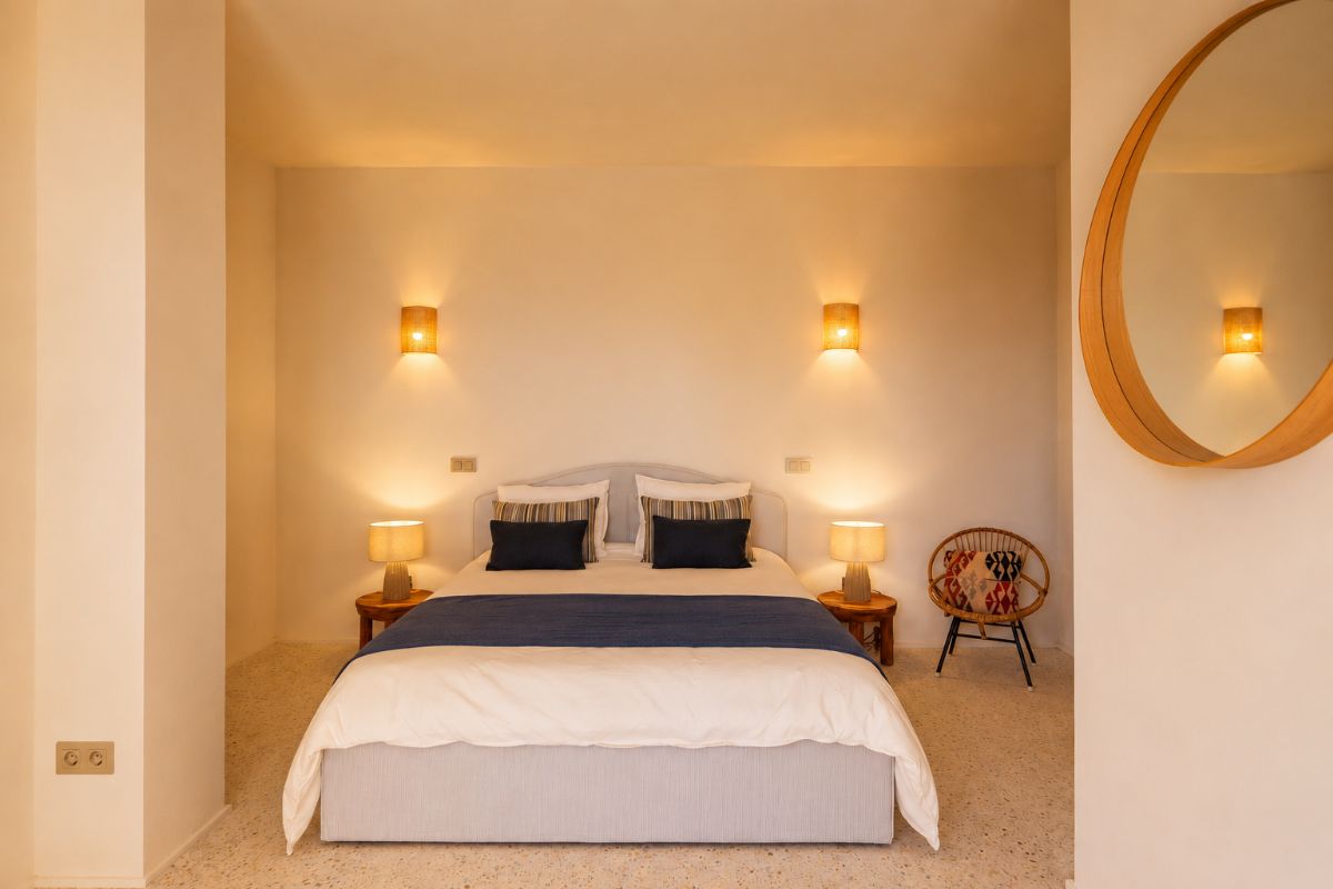 Ubicada en una de las zonas mas exclusivas de Javea, esta espectacular villa mediterranea completamente renovada ofrece una combinacion excepcional de privacidad, diseno, amplitud y vistas inigualables al mar y a la montana.