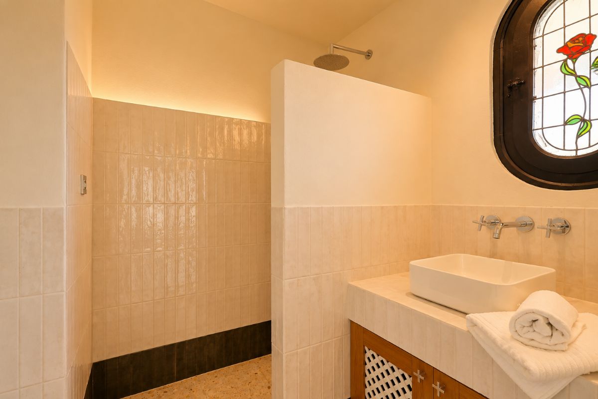 Ubicada en una de las zonas mas exclusivas de Javea, esta espectacular villa mediterranea completamente renovada ofrece una combinacion excepcional de privacidad, diseno, amplitud y vistas inigualables al mar y a la montana.