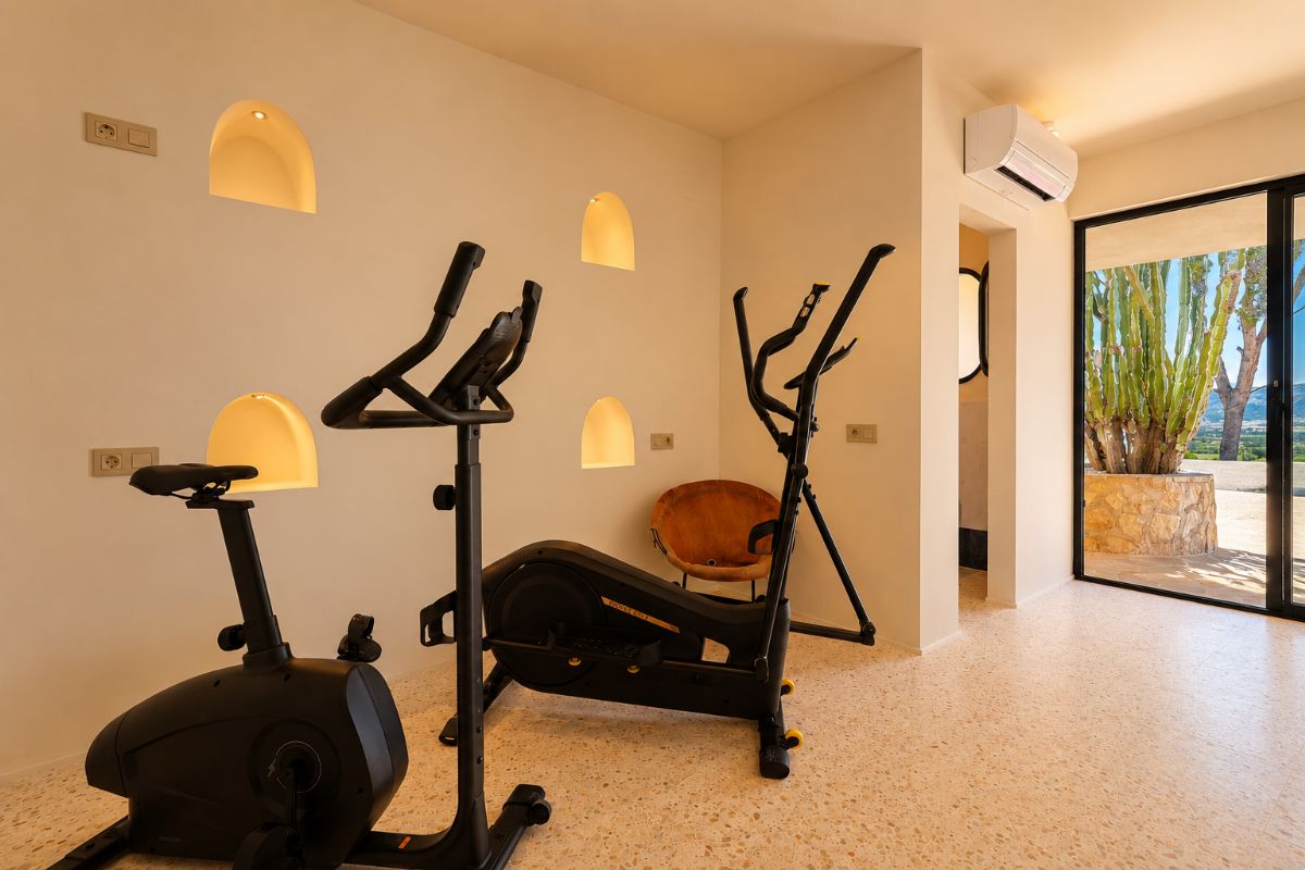 Ubicada en una de las zonas mas exclusivas de Javea, esta espectacular villa mediterranea completamente renovada ofrece una combinacion excepcional de privacidad, diseno, amplitud y vistas inigualables al mar y a la montana.
