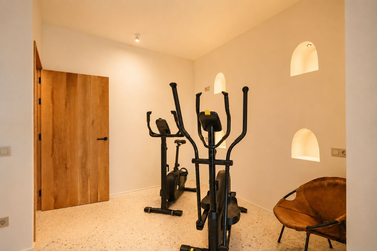 Ubicada en una de las zonas mas exclusivas de Javea, esta espectacular villa mediterranea completamente renovada ofrece una combinacion excepcional de privacidad, diseno, amplitud y vistas inigualables al mar y a la montana.