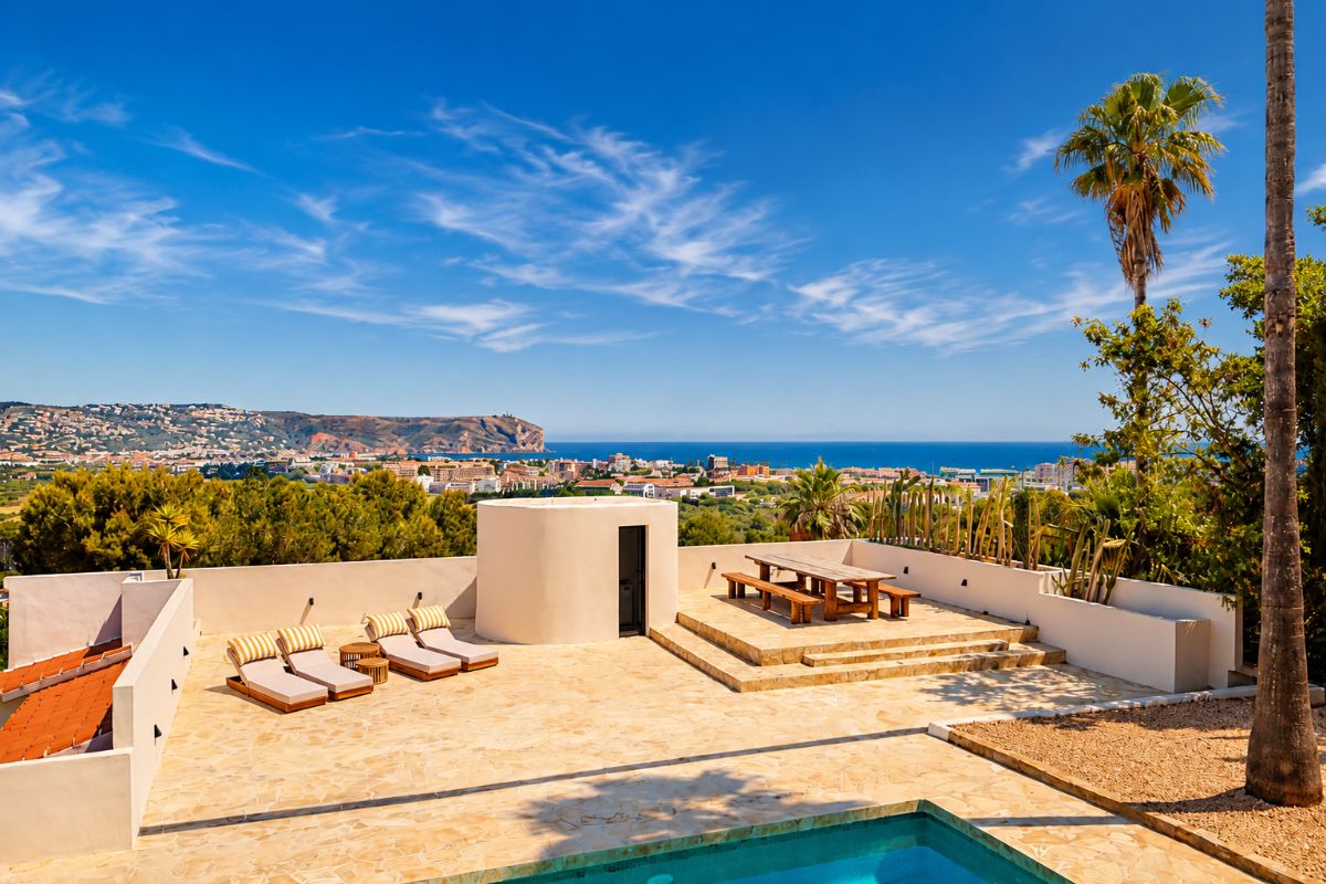Ubicada en una de las zonas mas exclusivas de Javea, esta espectacular villa mediterranea completamente renovada ofrece una combinacion excepcional de privacidad, diseno, amplitud y vistas inigualables al mar y a la montana.