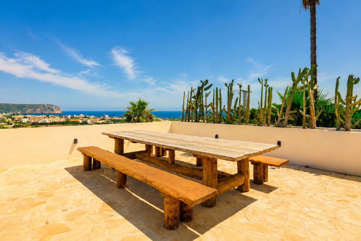 Ubicada en una de las zonas mas exclusivas de Javea, esta espectacular villa mediterranea completamente renovada ofrece una combinacion excepcional de privacidad, diseno, amplitud y vistas inigualables al mar y a la montana.