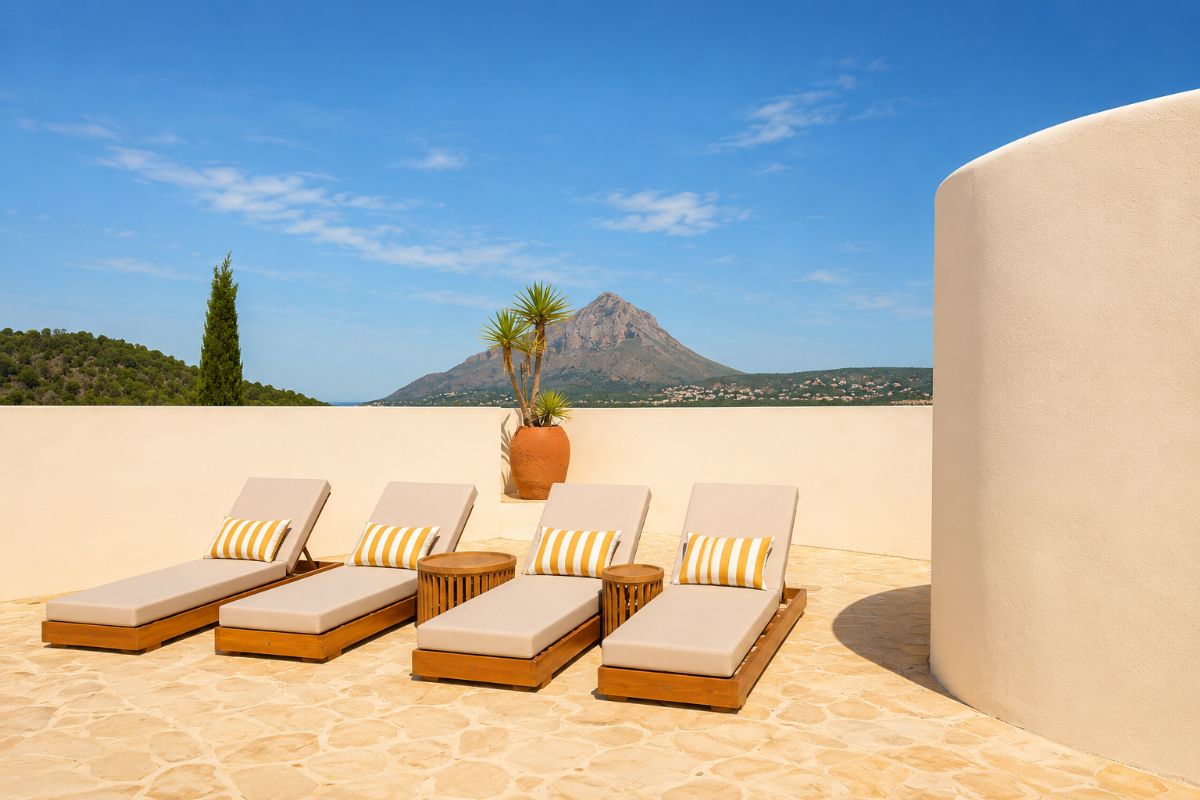 Ubicada en una de las zonas mas exclusivas de Javea, esta espectacular villa mediterranea completamente renovada ofrece una combinacion excepcional de privacidad, diseno, amplitud y vistas inigualables al mar y a la montana.