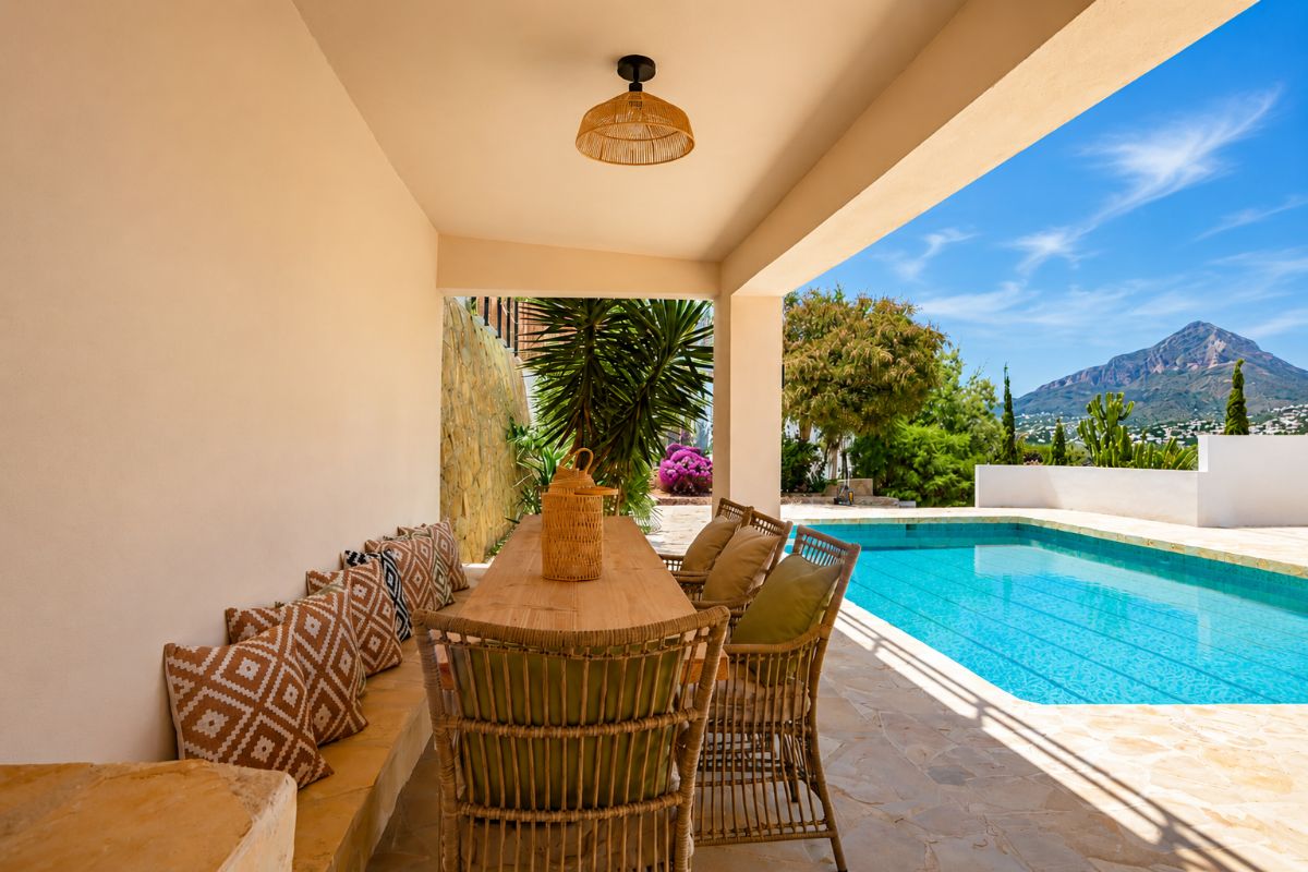 Ubicada en una de las zonas mas exclusivas de Javea, esta espectacular villa mediterranea completamente renovada ofrece una combinacion excepcional de privacidad, diseno, amplitud y vistas inigualables al mar y a la montana.