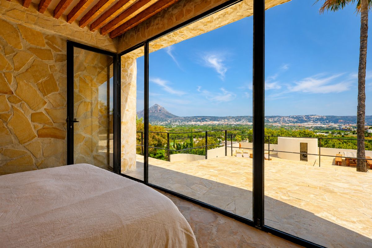 Ubicada en una de las zonas mas exclusivas de Javea, esta espectacular villa mediterranea completamente renovada ofrece una combinacion excepcional de privacidad, diseno, amplitud y vistas inigualables al mar y a la montana.