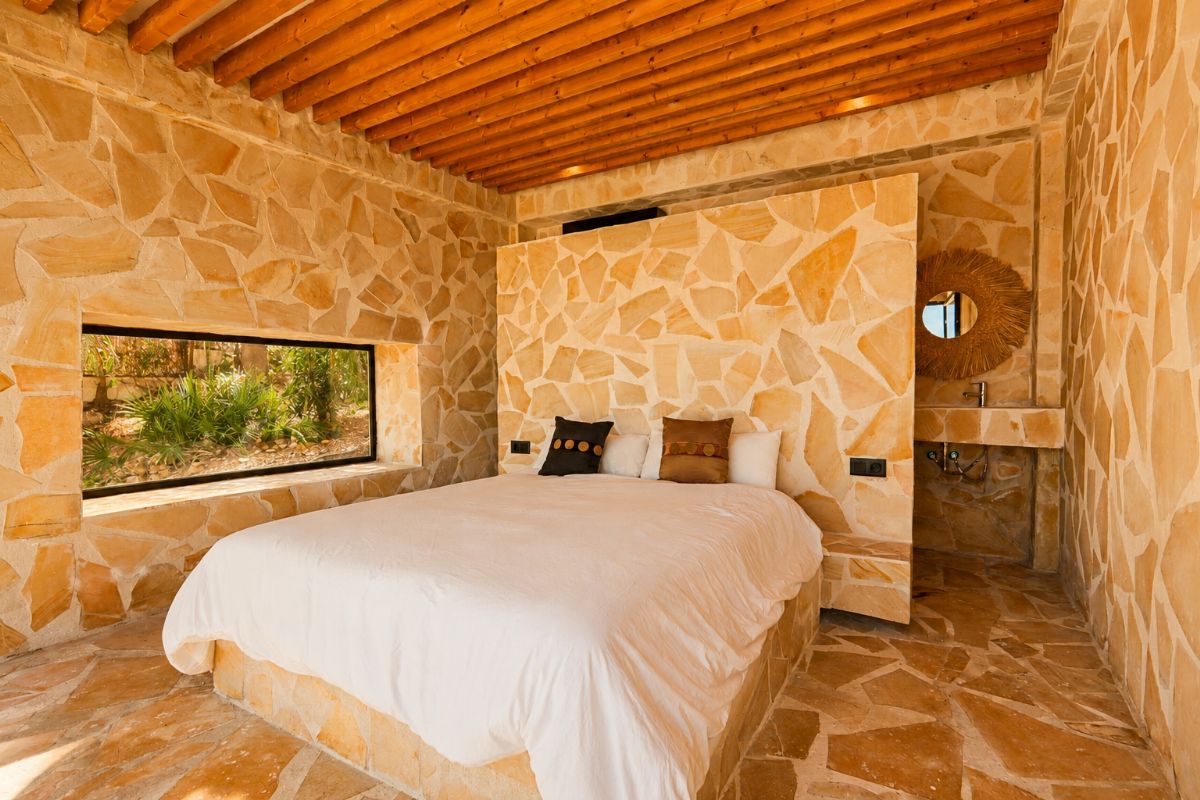 Ubicada en una de las zonas mas exclusivas de Javea, esta espectacular villa mediterranea completamente renovada ofrece una combinacion excepcional de privacidad, diseno, amplitud y vistas inigualables al mar y a la montana.