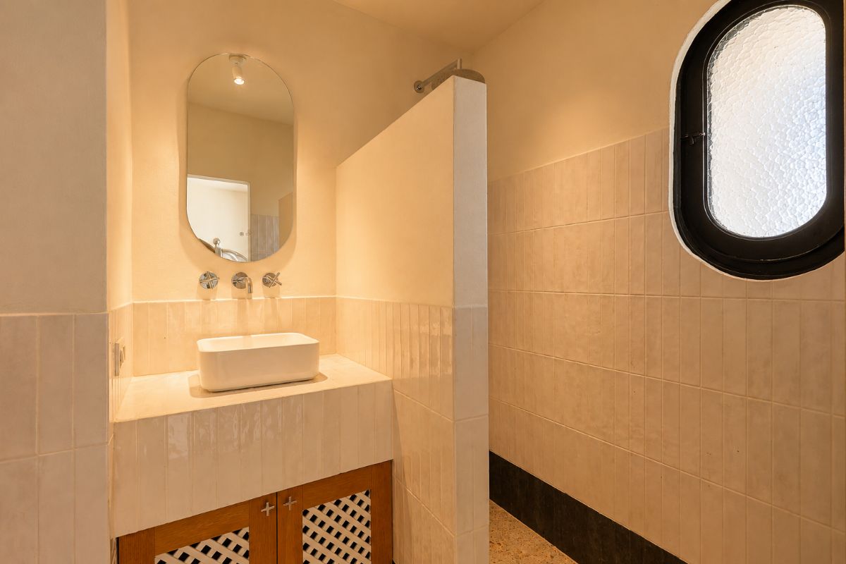 Ubicada en una de las zonas mas exclusivas de Javea, esta espectacular villa mediterranea completamente renovada ofrece una combinacion excepcional de privacidad, diseno, amplitud y vistas inigualables al mar y a la montana.