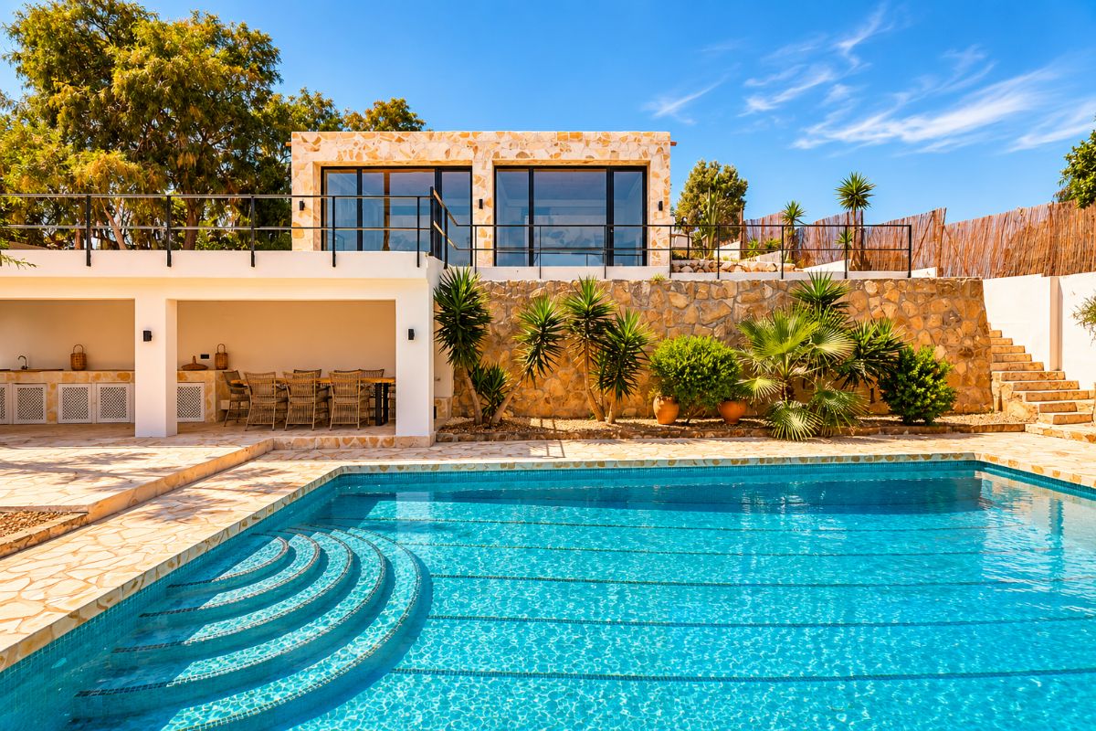Ubicada en una de las zonas mas exclusivas de Javea, esta espectacular villa mediterranea completamente renovada ofrece una combinacion excepcional de privacidad, diseno, amplitud y vistas inigualables al mar y a la montana.