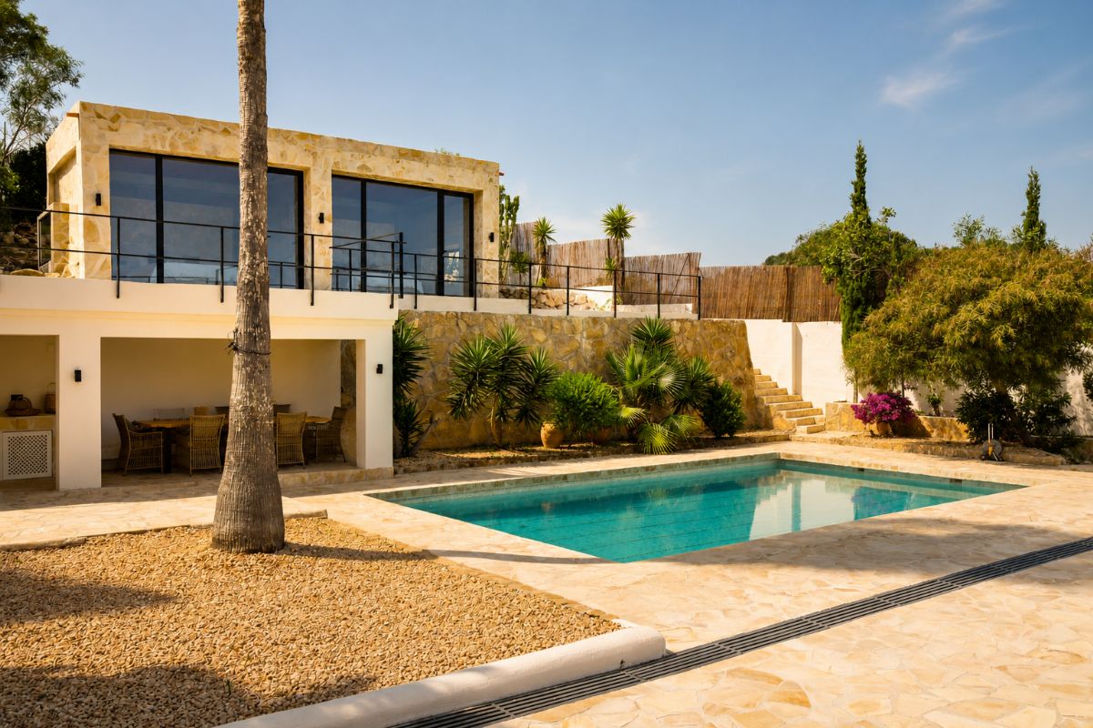 Ubicada en una de las zonas mas exclusivas de Javea, esta espectacular villa mediterranea completamente renovada ofrece una combinacion excepcional de privacidad, diseno, amplitud y vistas inigualables al mar y a la montana.