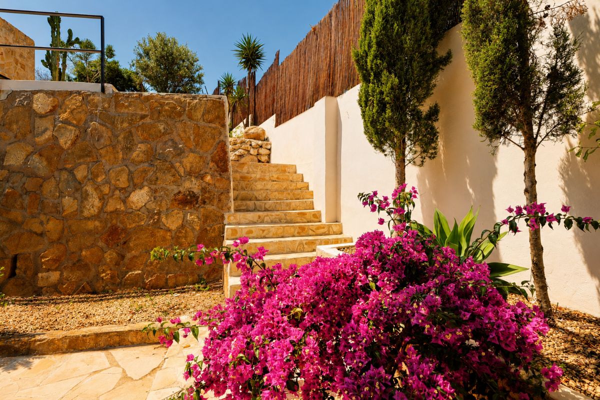 Ubicada en una de las zonas mas exclusivas de Javea, esta espectacular villa mediterranea completamente renovada ofrece una combinacion excepcional de privacidad, diseno, amplitud y vistas inigualables al mar y a la montana.