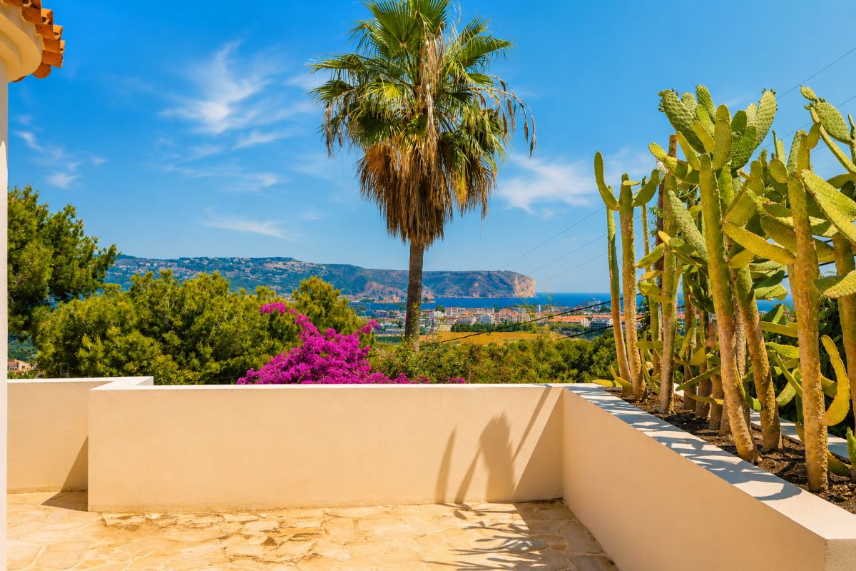 Ubicada en una de las zonas mas exclusivas de Javea, esta espectacular villa mediterranea completamente renovada ofrece una combinacion excepcional de privacidad, diseno, amplitud y vistas inigualables al mar y a la montana.