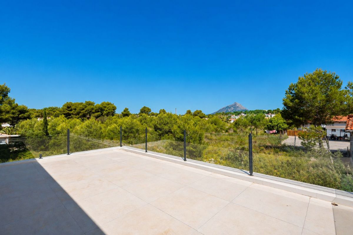 Villa unifamiliar de diseno moderno y minimalista situada en la exclusiva urbanizacion Costa Nova de Javea, en un privilegiado entorno natural a escasos minutos de la emblematica Cala Granadella.