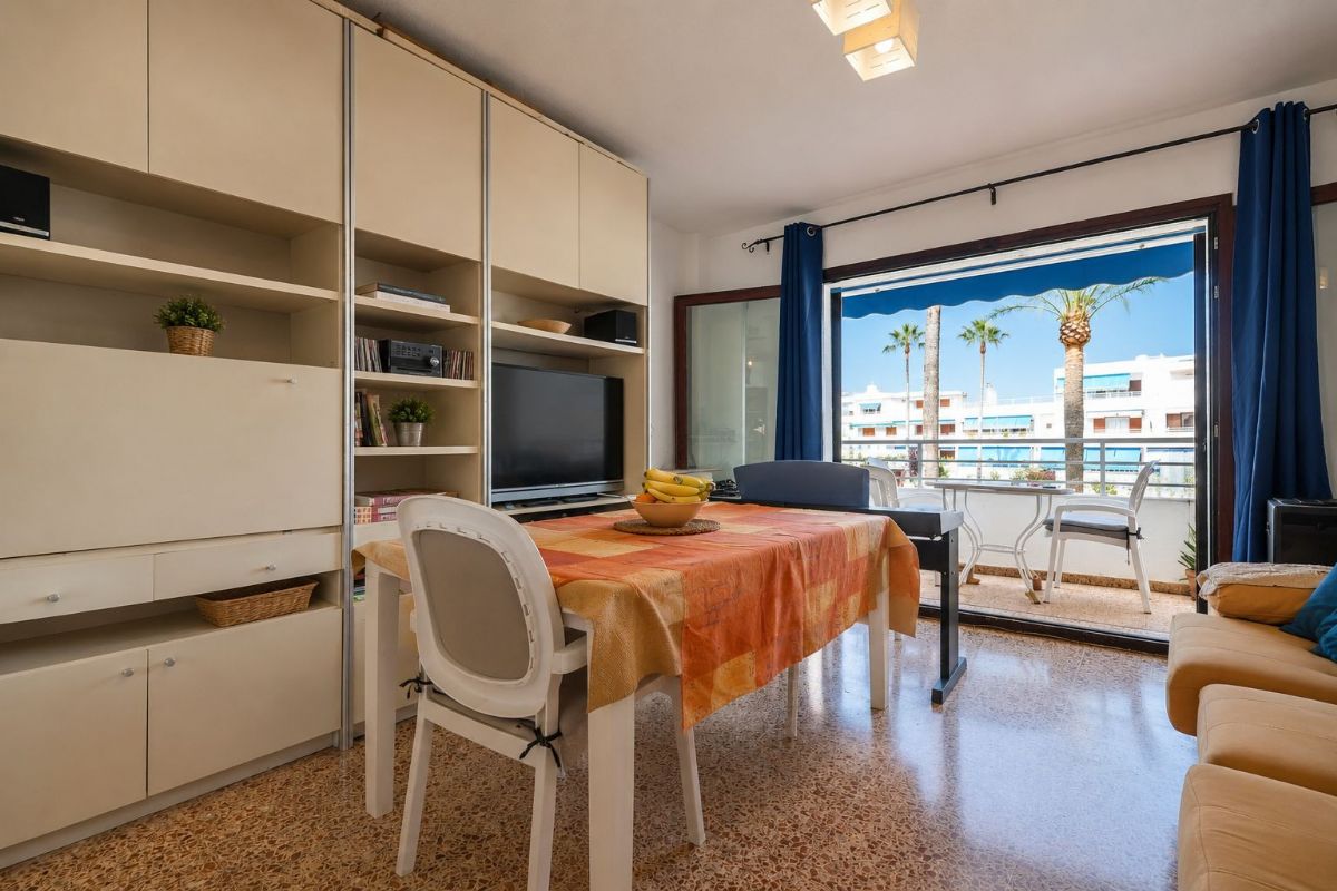 Este acogedor apartamento es una excelente oportunidad para disfrutar del estilo de vida mediterraneo, tanto como residencia habitual, segunda vivienda o inversion para alquiler vacacional.