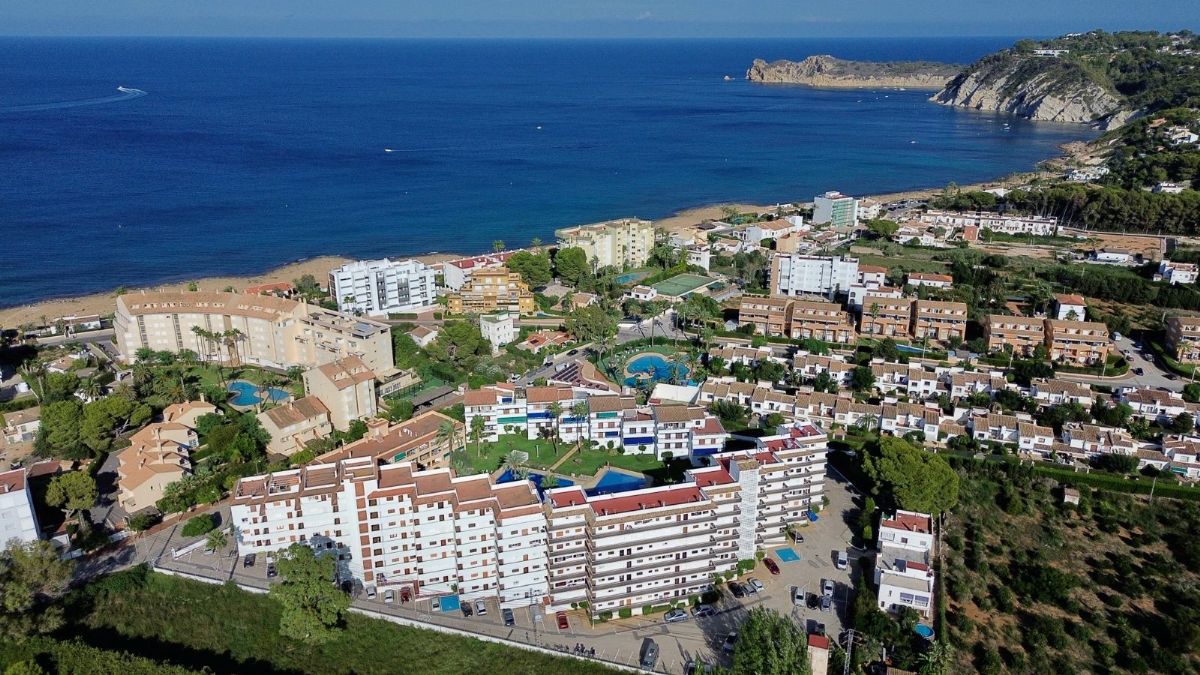 Este acogedor apartamento es una excelente oportunidad para disfrutar del estilo de vida mediterraneo, tanto como residencia habitual, segunda vivienda o inversion para alquiler vacacional.